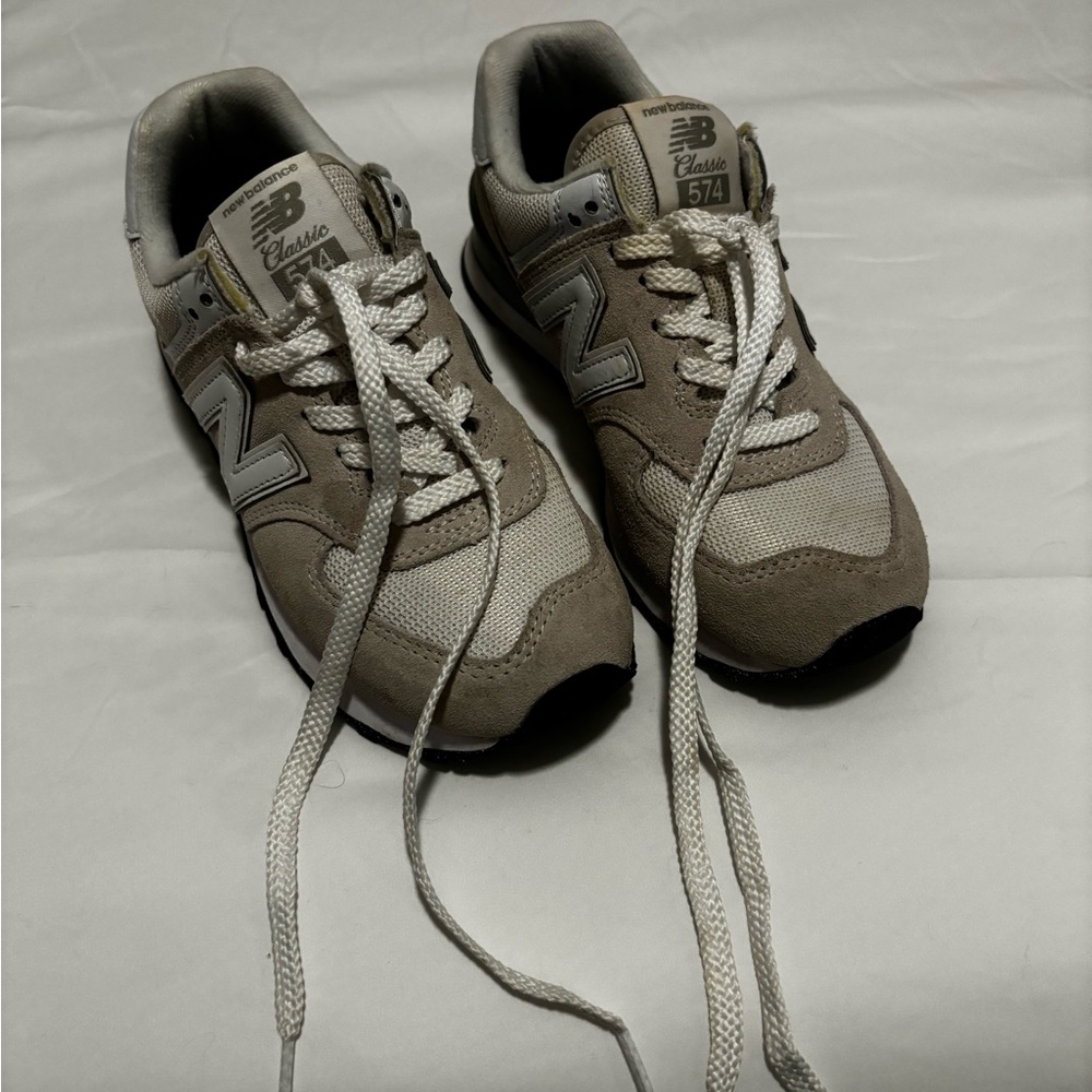 New Balance women’s 6 Gray Sneakers - Picture 6 of 7